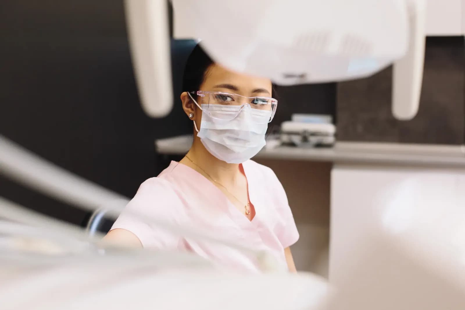 Klinik ortamında çalışan bir diş hekimi