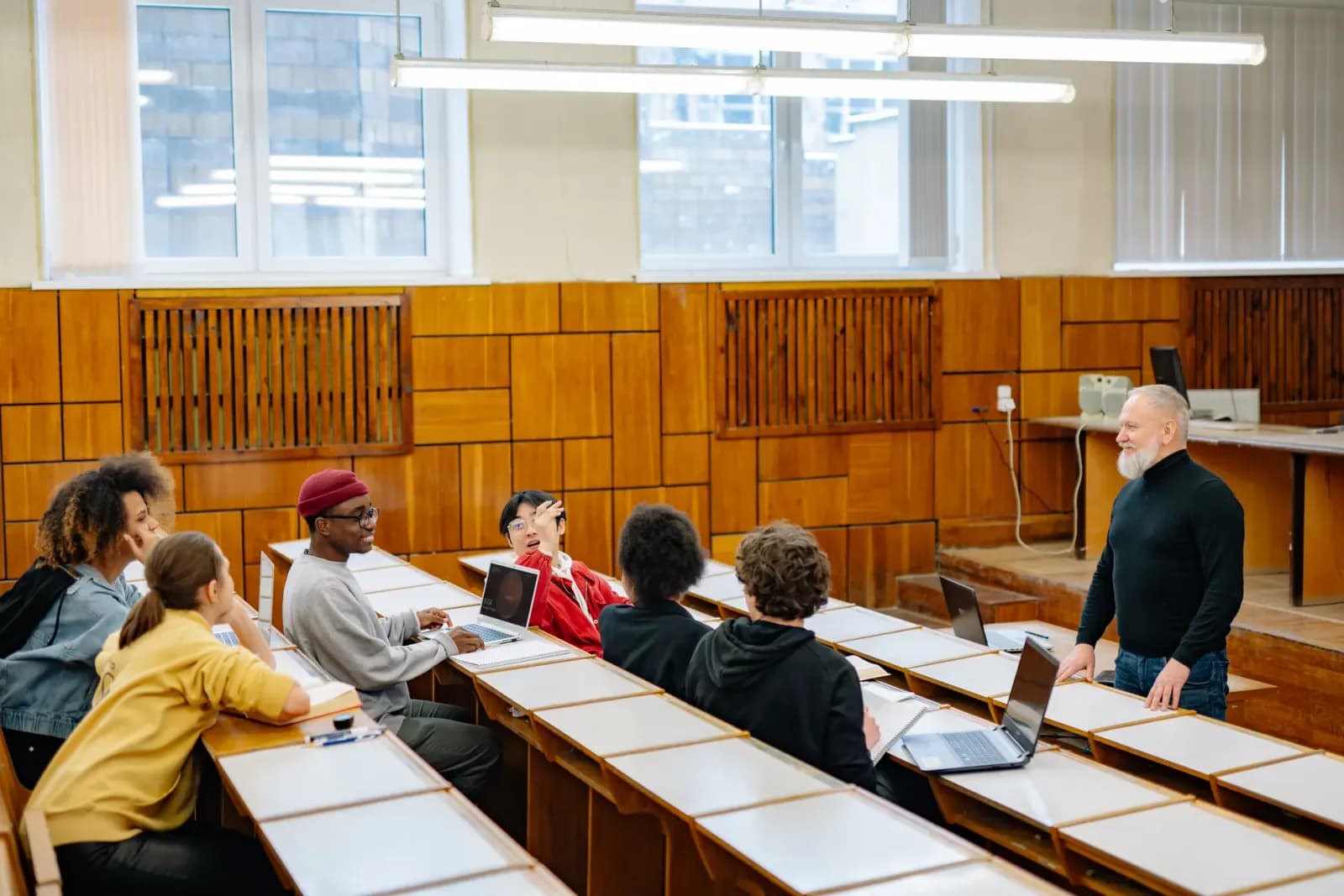 Üniversitede ders anlatan bir profesör