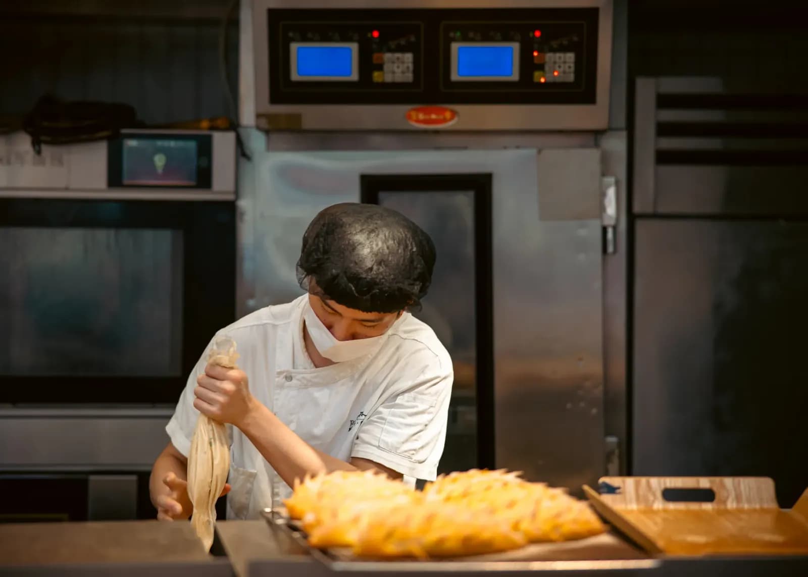 Pastacı profesyonel mutfakta çalışırken