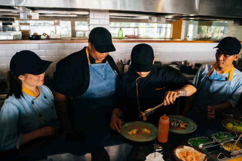 Sous chef adayı junior aşçılara mutfakta eğitim veriyor
