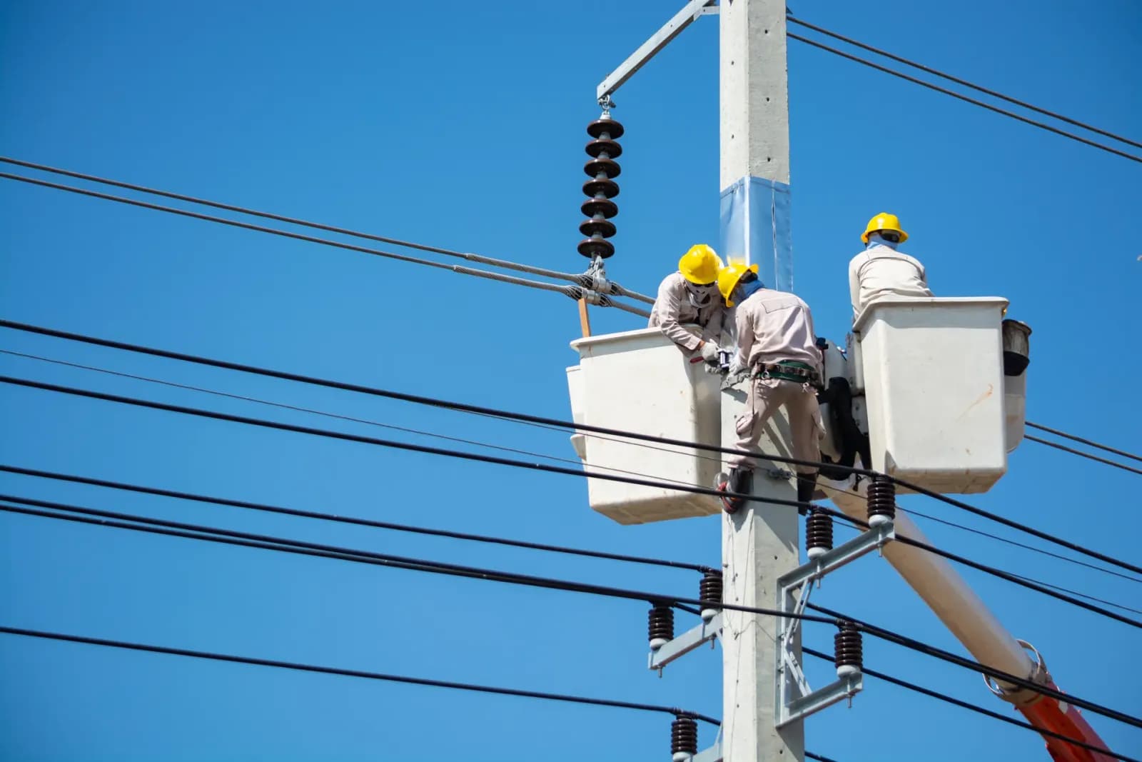 Elektrikçi çalışırken görüntü