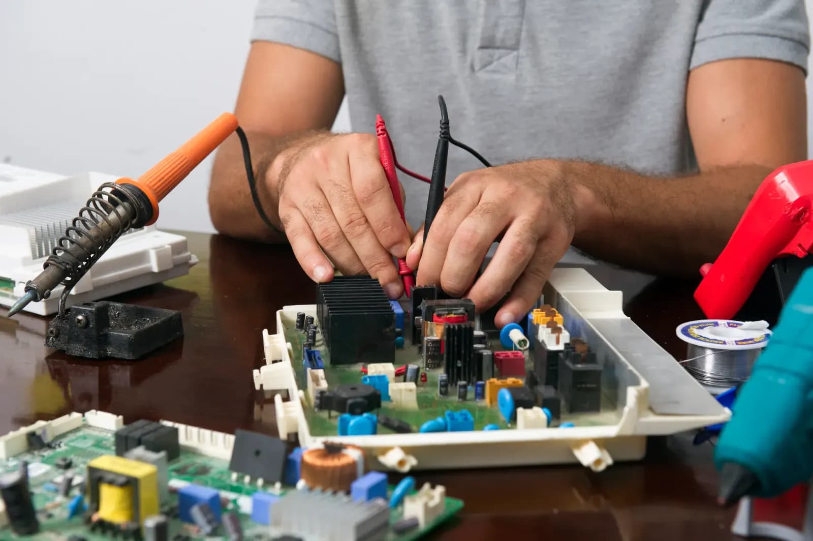 Elektronik teknisyeni devre kartı üzerinde çalışıyor