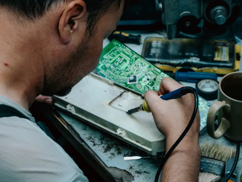 Elektronik onarım atölyesinde kullanılan aletler
