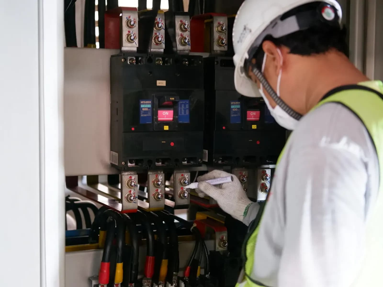 Endüstriyel elektrik panosunda çalışan teknisyen