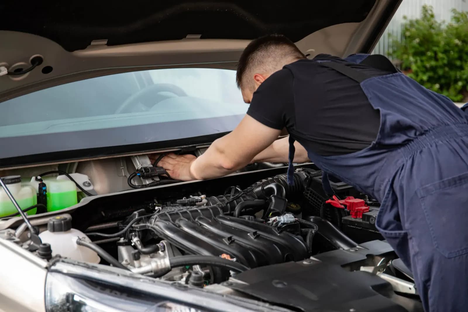 modern bir serviste motor tamiri eden teknisyen, teknik cihazlarla araç inceleyen usta otomotivci