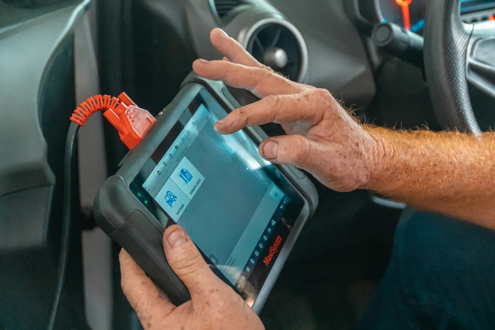 modern bir araçta elektrik arızası yapan oto elektrikçisi | otomobil elektrik tesisatını inceleyen teknisyen