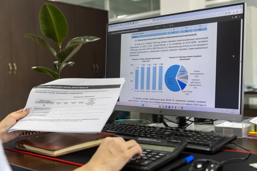 Finansal belgeler ve hesap makinesi içeren ofis masası