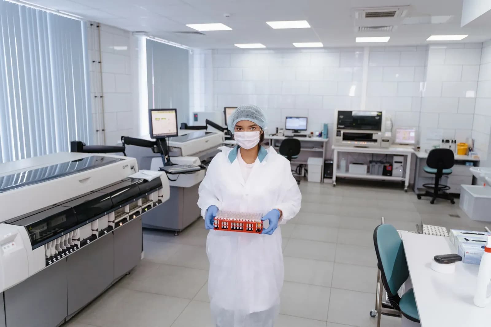 Modern bir genetik laboratuvarında çalışan uzman