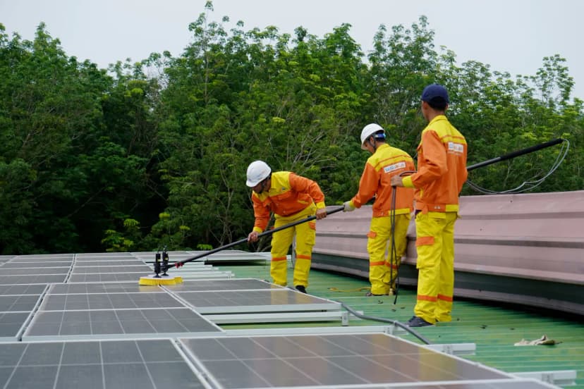 İş güvenliği ekipmanlı yenilenebilir enerji ekibi