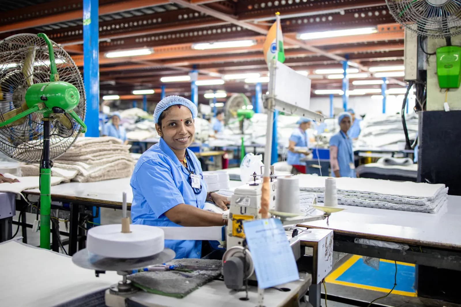 Fabrika üretim hattında çalışan işçi