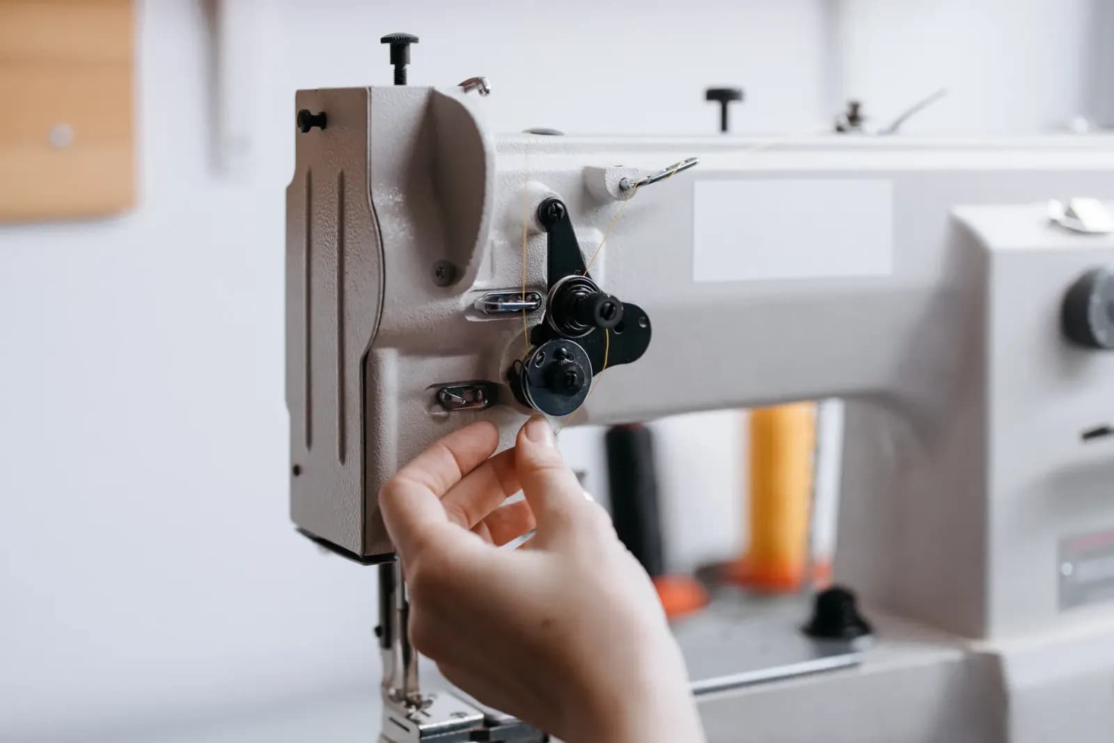 overlok makinesinde çalışan tekstil işçisi
