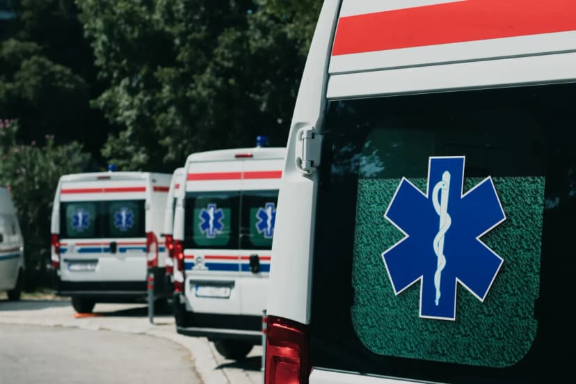 ambulans aracının içinde dikkatli bir şekilde sürüş yapan profesyonel
