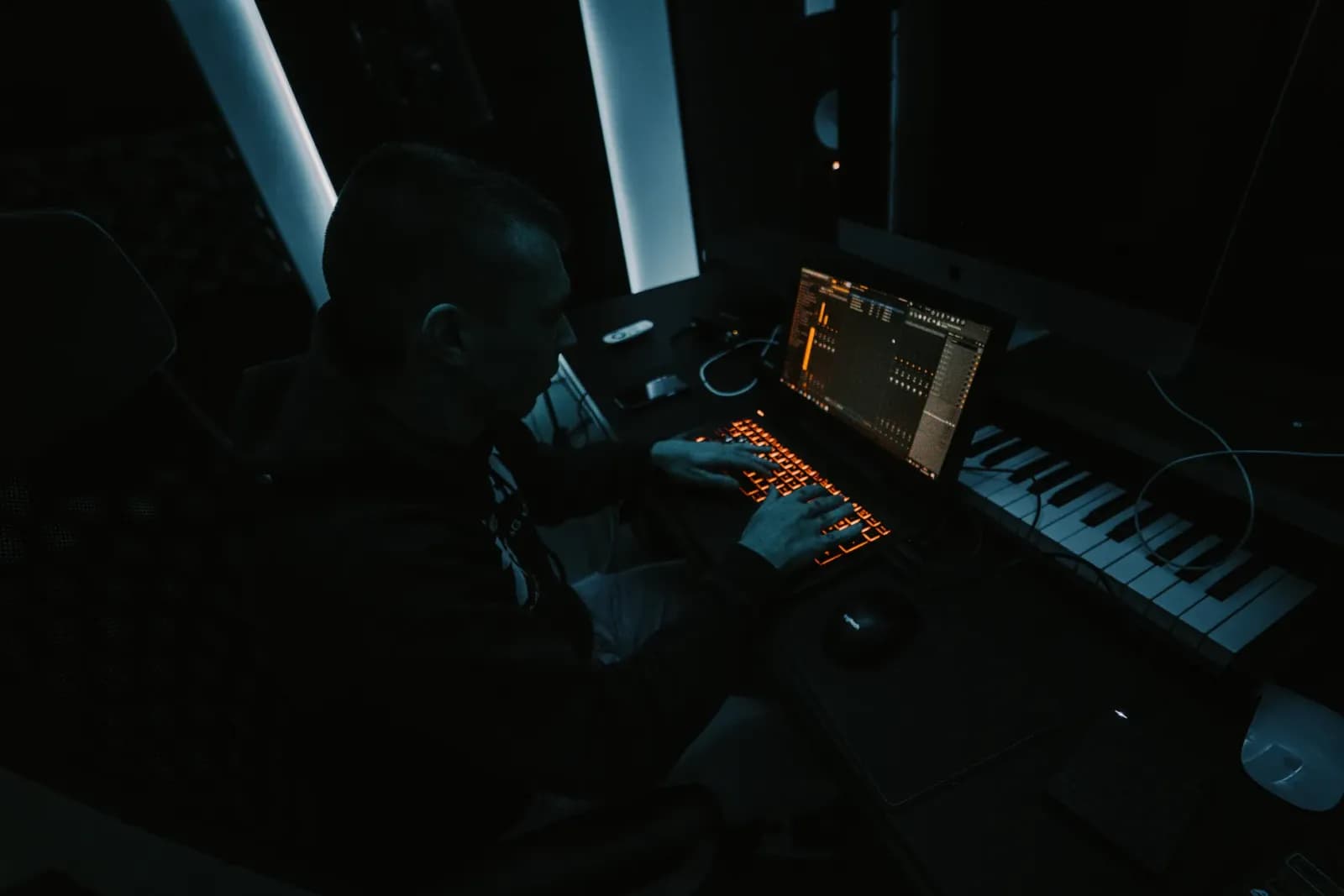 Stüdyoda çalışan müzik prodüktörü