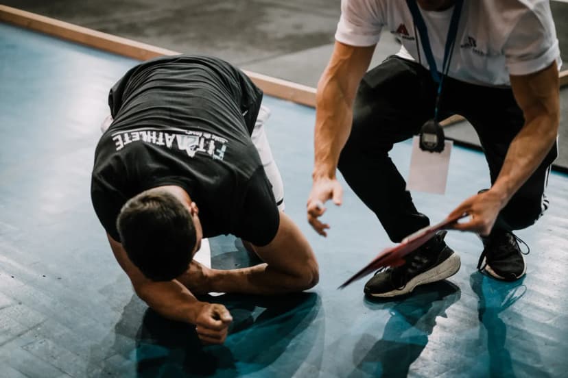 Performans ölçümü yapan atletik eğitmen