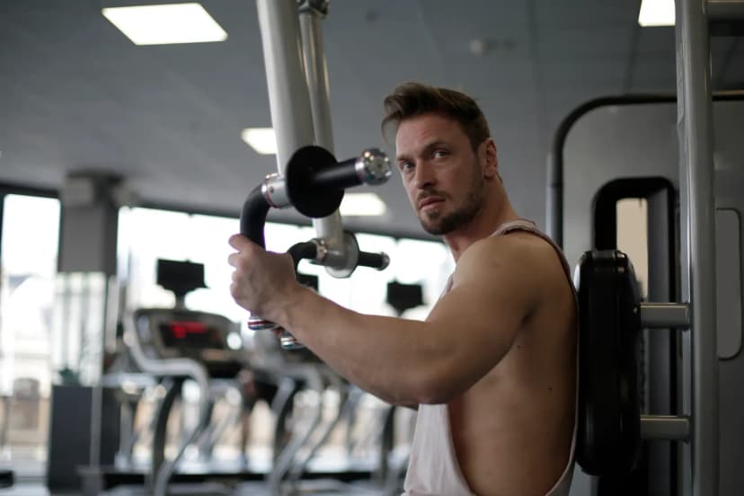 Spor salonunda ağırlık antrenmanı yöneten koç