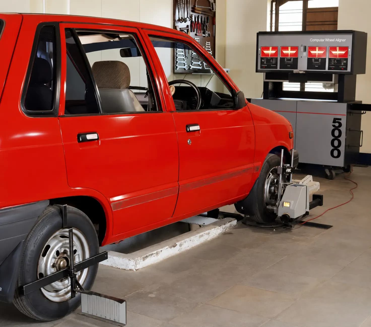 tekerlek balans makinesinde çalışan usta, modern otomotiv servisinde teknik inceleme, profesyonel iş görüşmesi ortamı