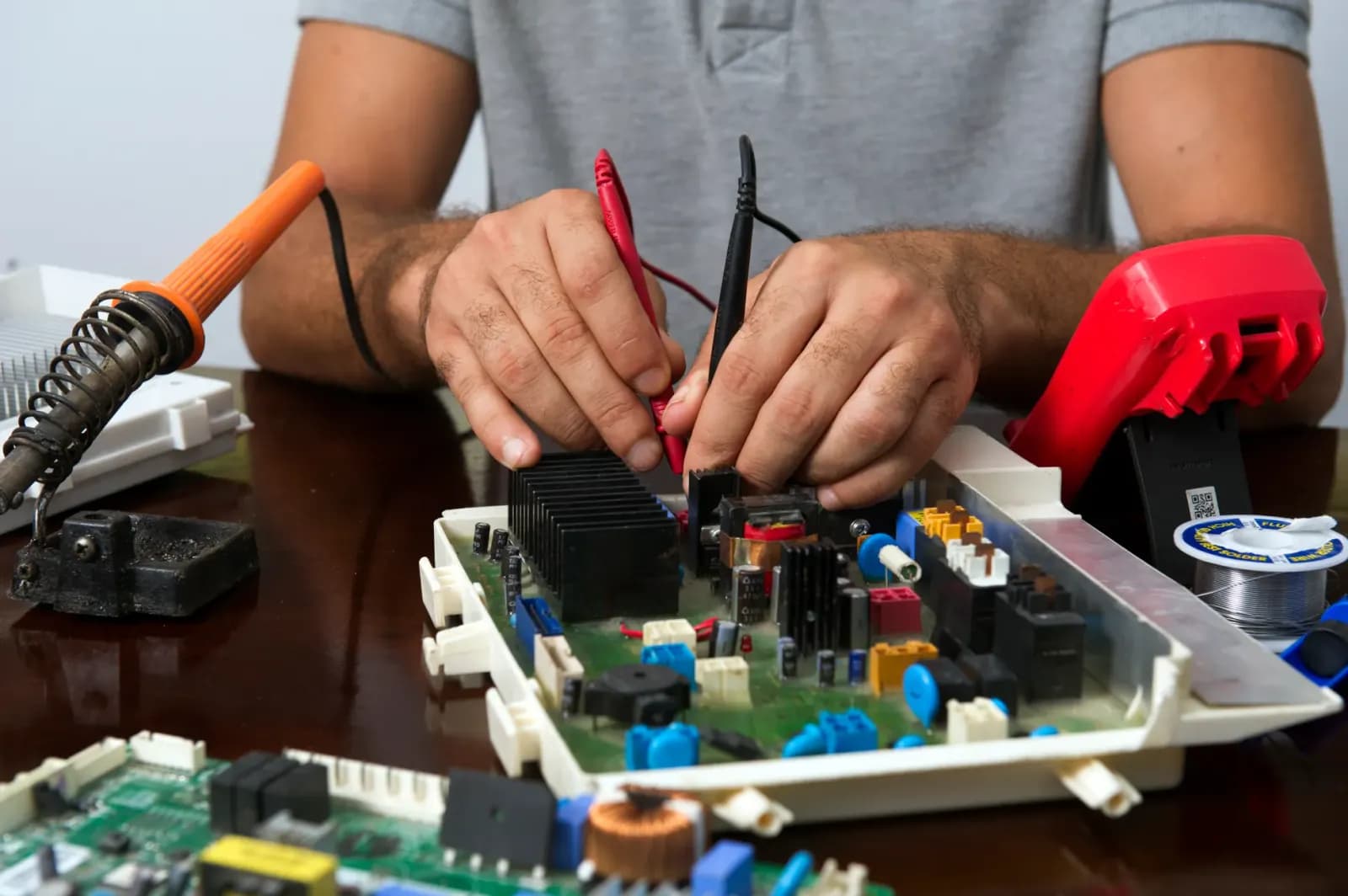 teknik servis alanında çalışan teknisyen, servis ekibi yöneten yönetici, elektronik cihaz onarım yapan personel