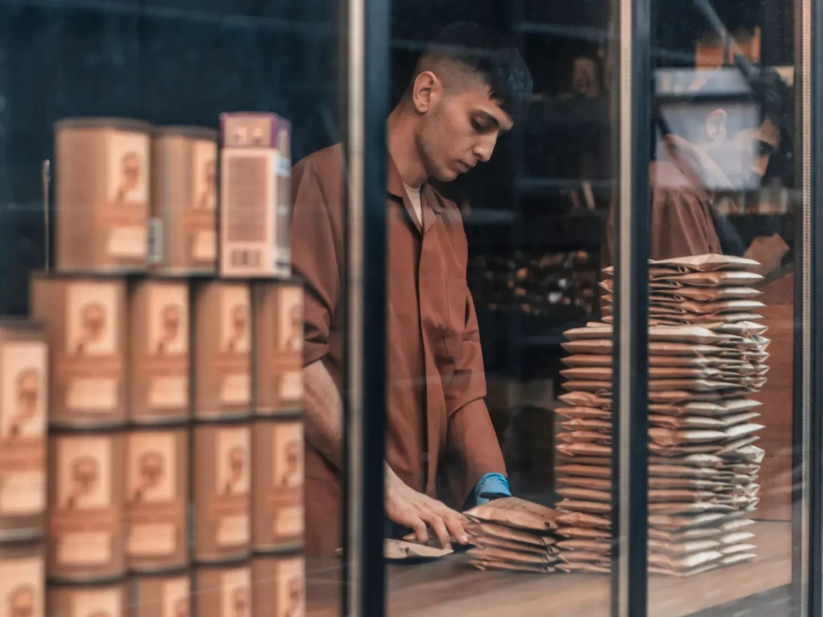 pet shop mağazasında çalışan personel