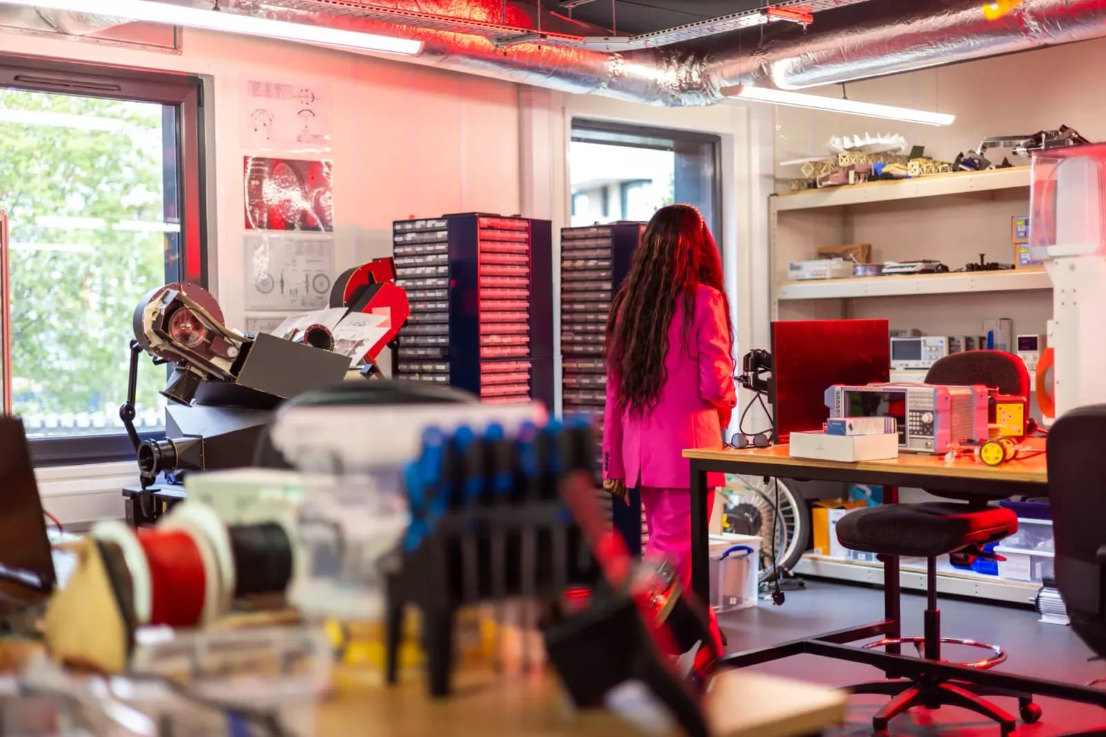 Ar-Ge laboratuvarında çalışan mühendisler