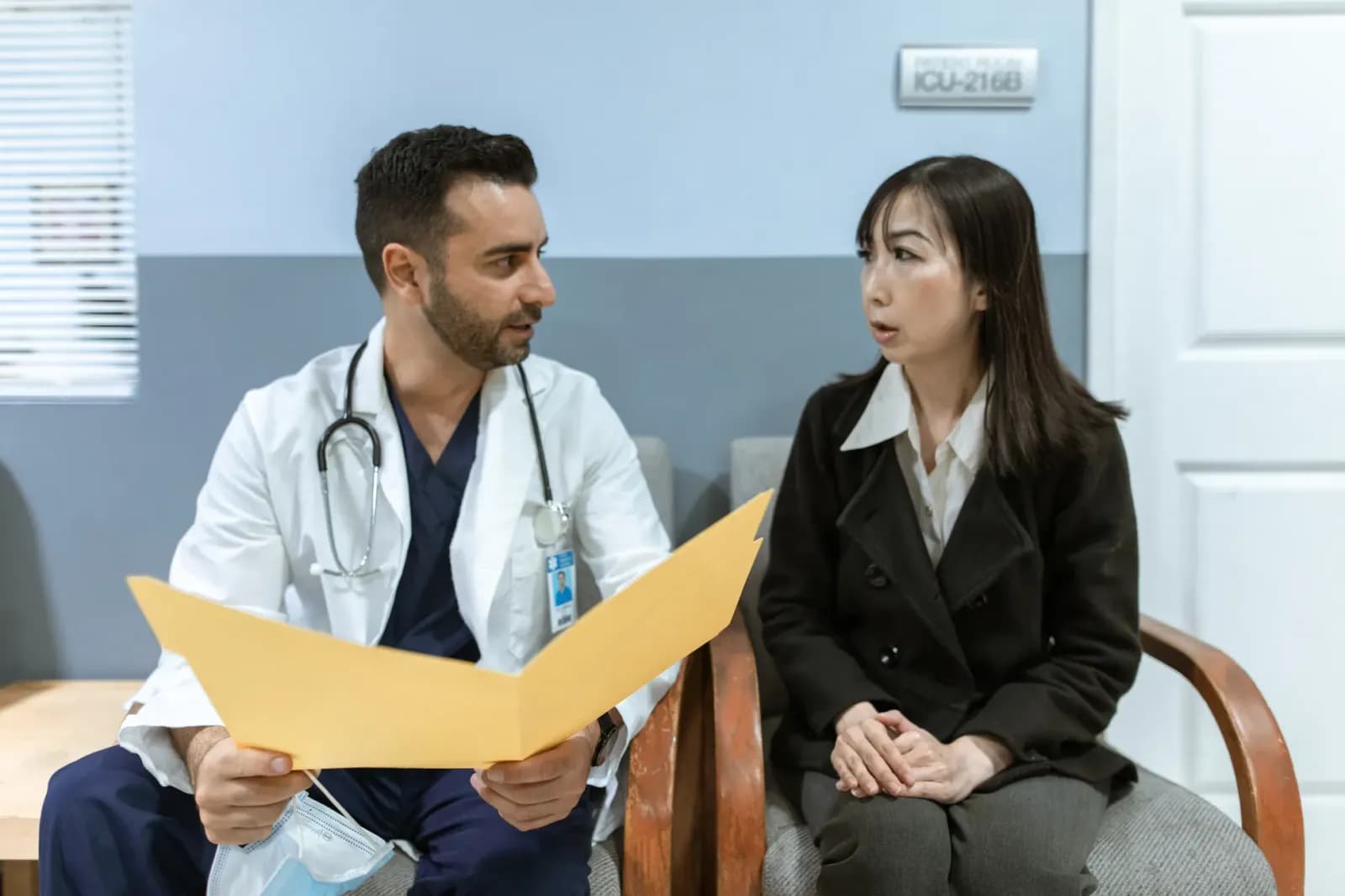 Tıbbi mümessil iş görüşmesi yapan profesyoneller