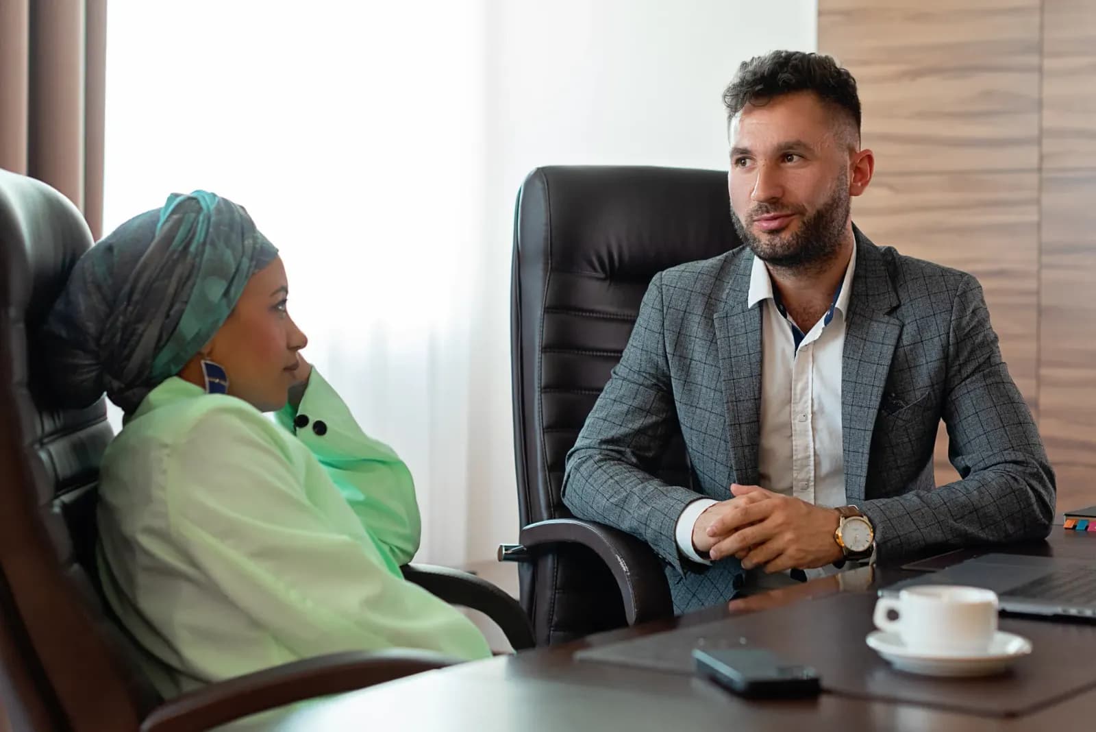 Türkçe öğretmeni mülakatına hazırlanan bir adayın CV'sini düzenlediği bir masa önü