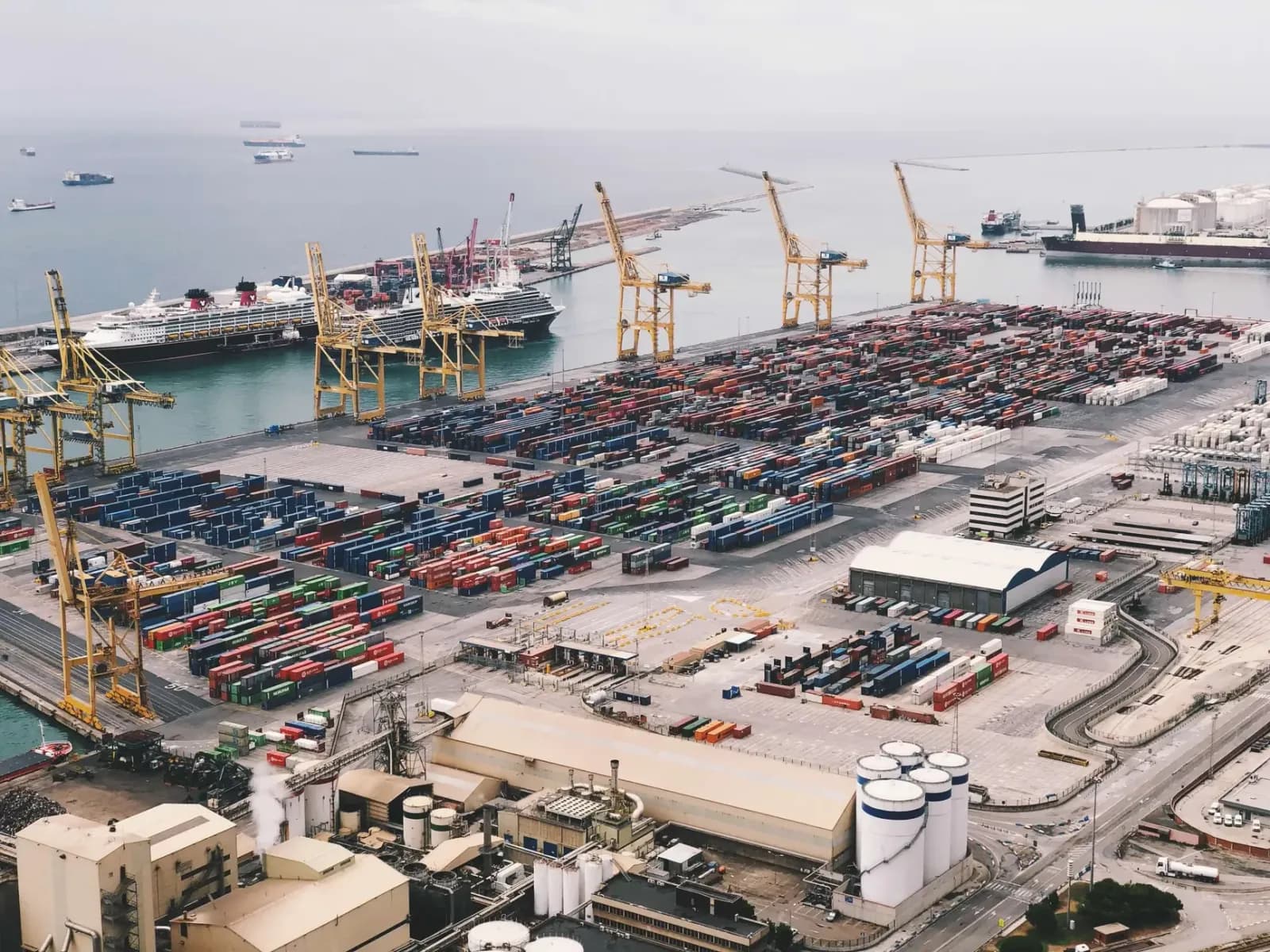 Dış ticaret mülakatı yapan profesyoneller