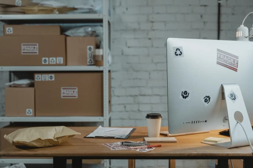 Modern bir lojistik ofis ortamı