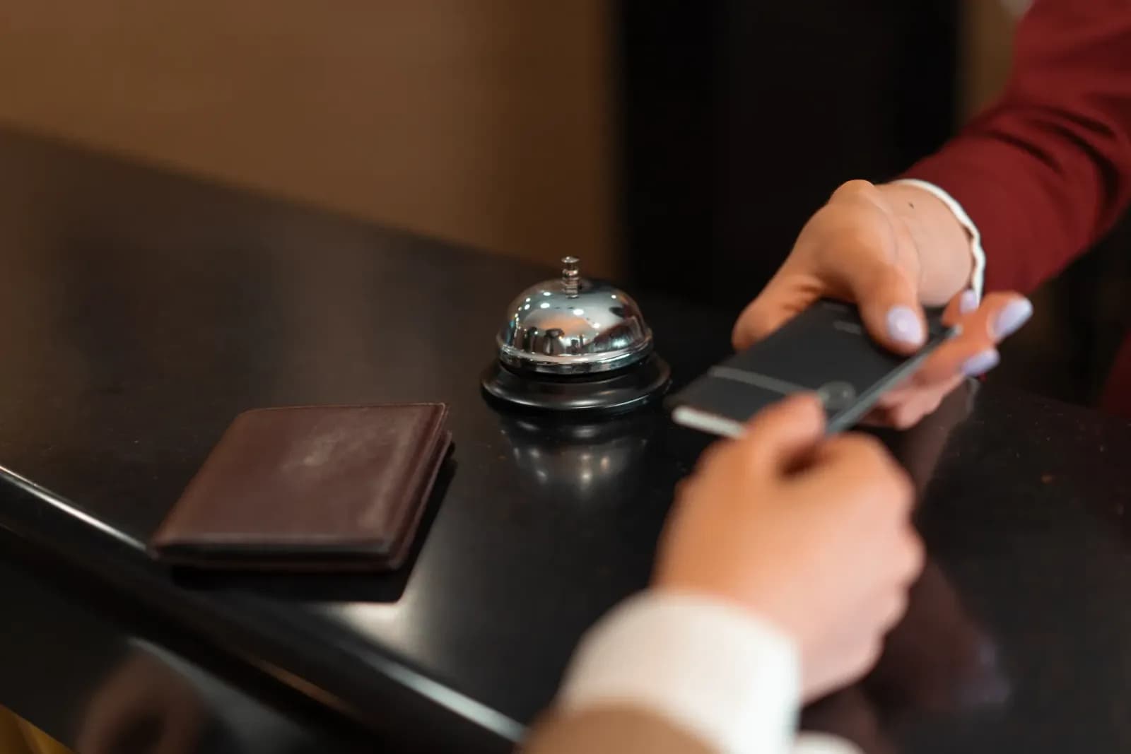 profesyonel bir mülakat görüşmesi, ofis ortamında telefon rezervasyonu yapan çalışan, modern otel resepsiyonu görünümü