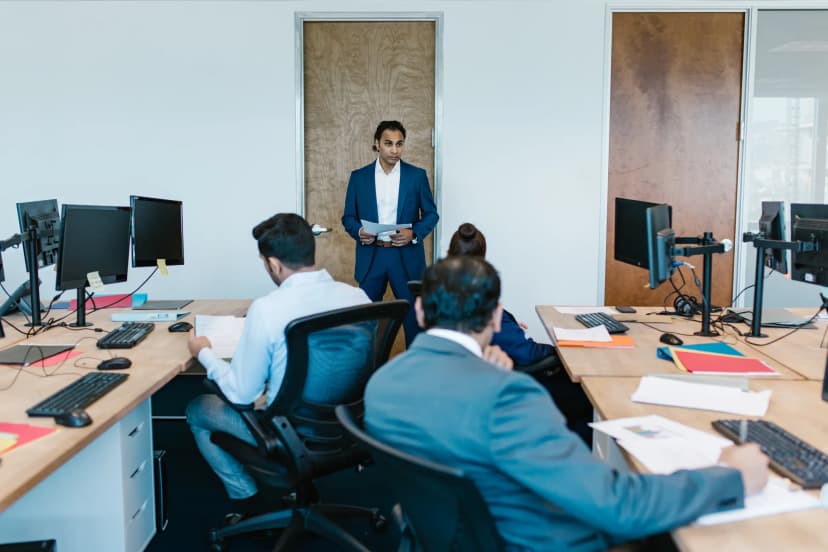 Modern ofis ortamında ekip lideri