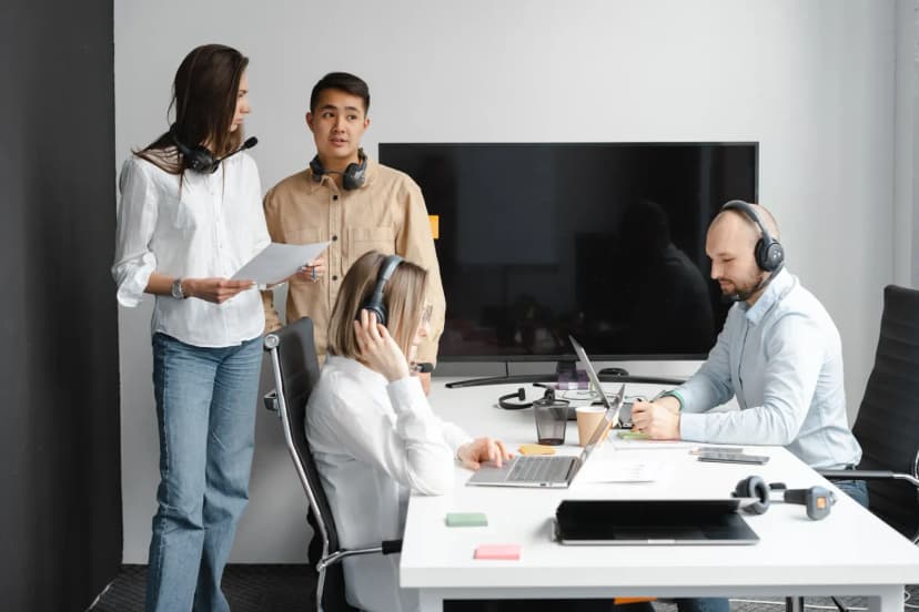 Ofis ortamında müşteri memnuniyeti stratejilerini değerlendiren uzman