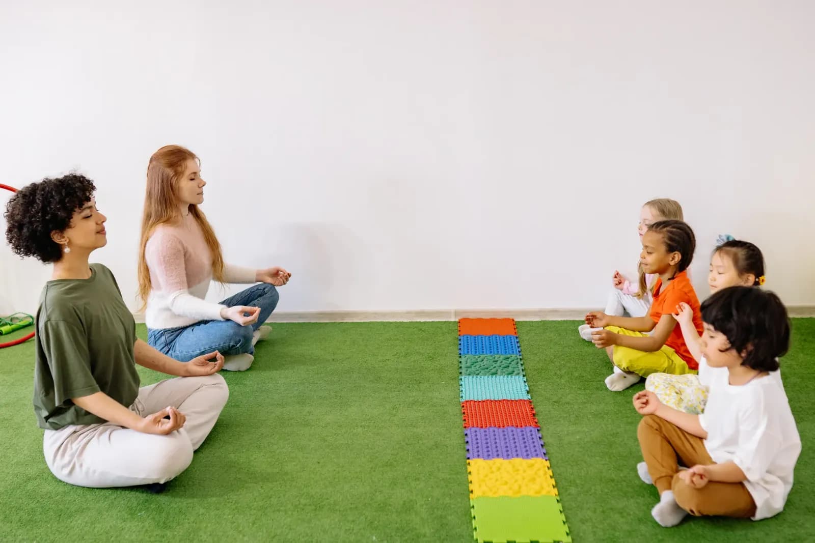 Meditasyon eğitmeni iş görüşmesi yapan profesyoneller