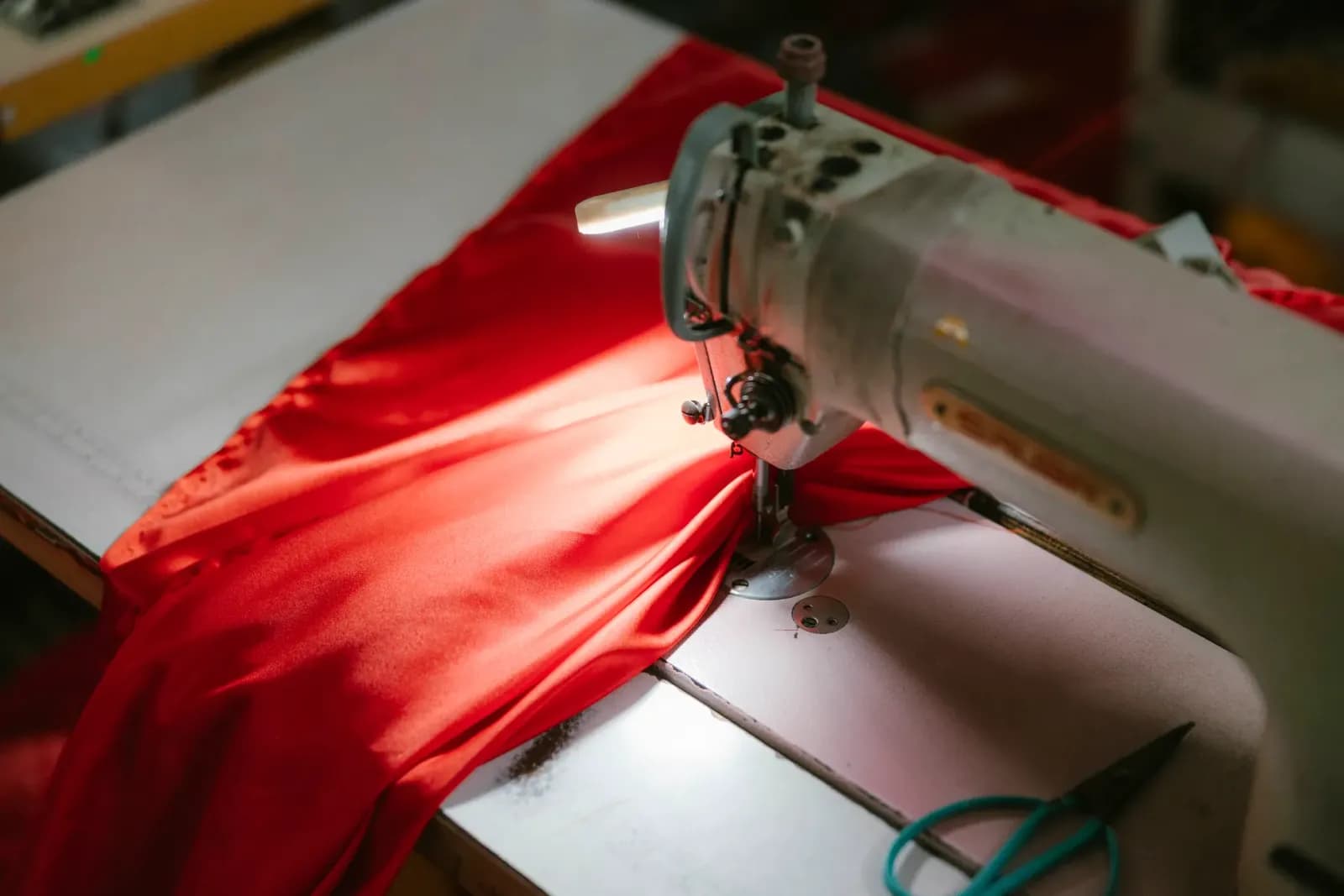 Endüstriyel dikiş makinesi başında çalışan operatör