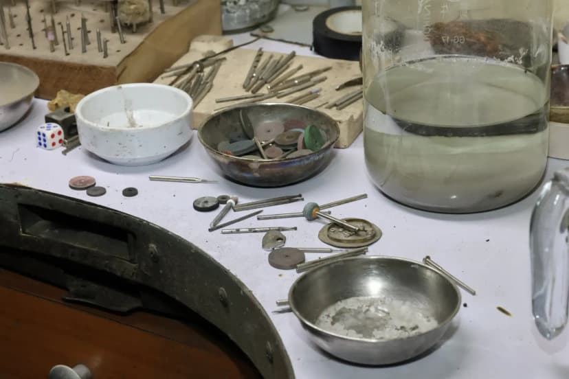 Metal yüzey düzeltme işlemi yapan teknisyen