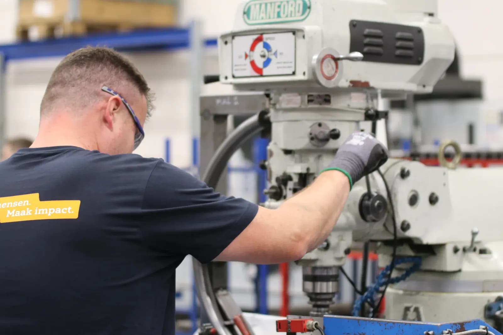 CNC freze makinesi başında çalışan operatör