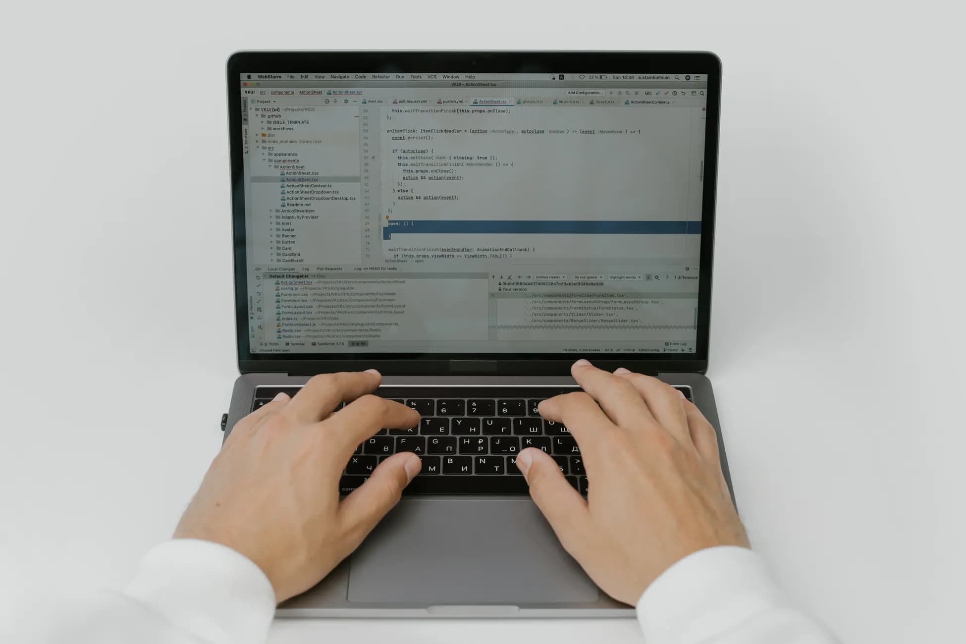 bilgisayar başında C++ kodu yazan yazılımcı, teknik iş mülakat ortamı