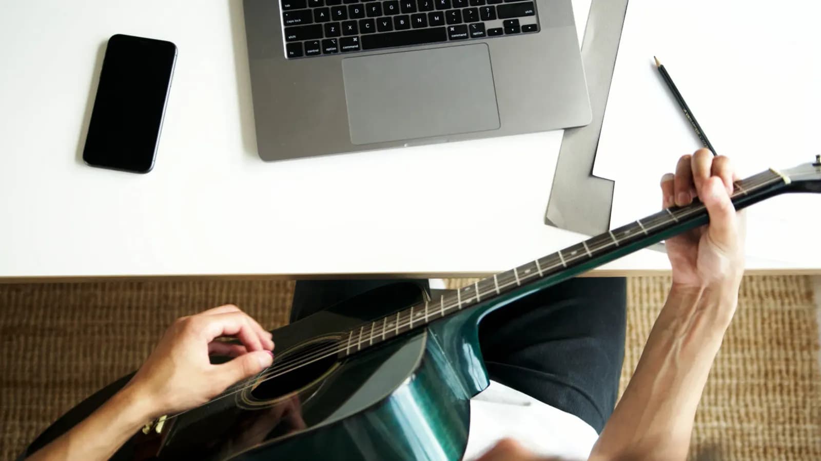 bilgisayar başında şarkı sözü yazan yazar, yaratıcı çalışma masası, müzik notaları ve kalem",