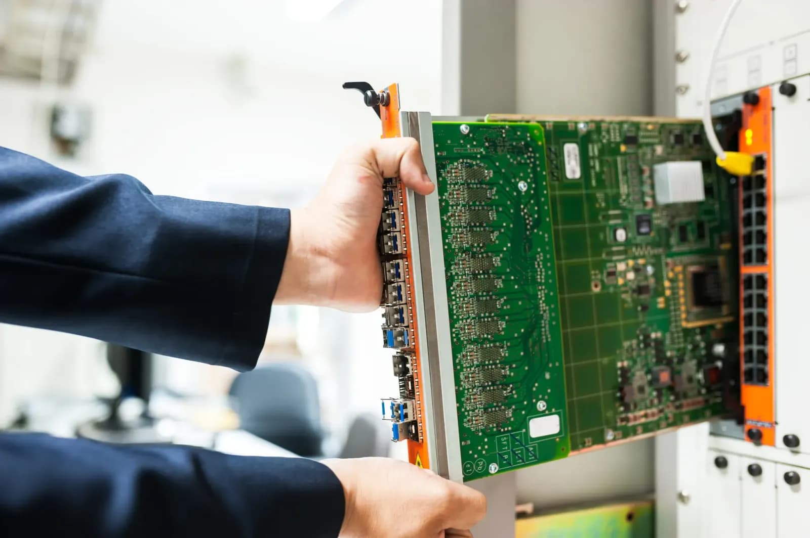 elektrik panosu montajı yapan teknisyen, elektrik şeması inceleyen mühendis, pano kablolama işlemi