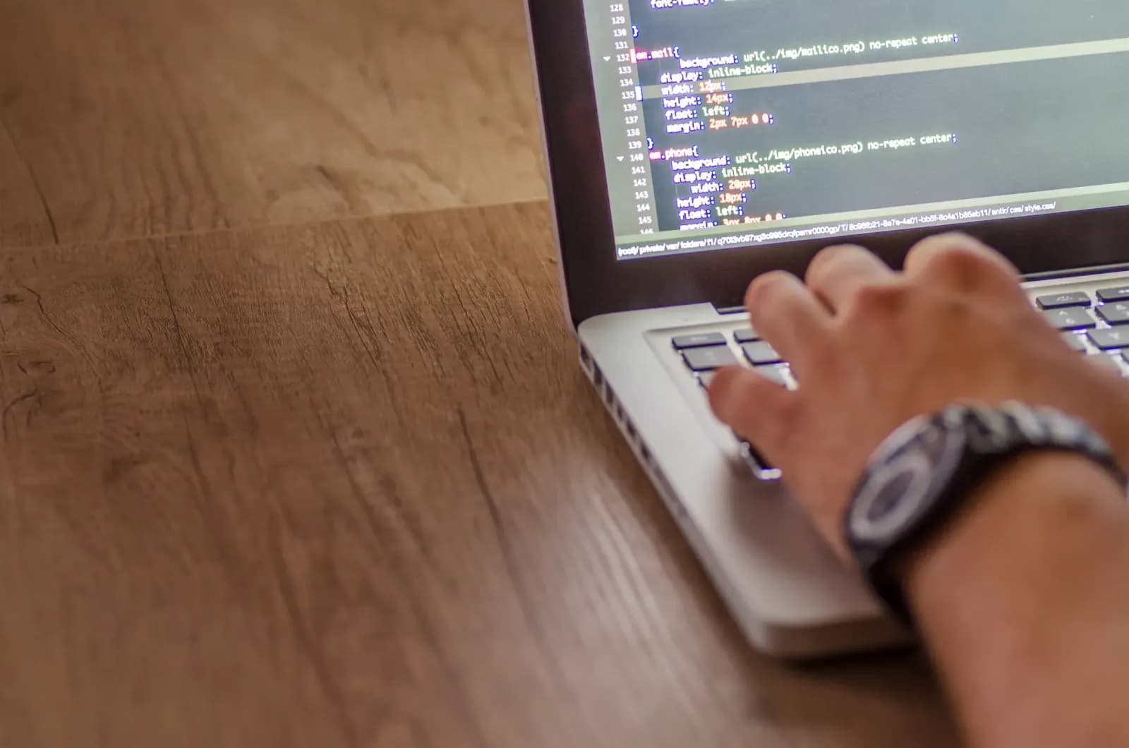 Laptop başında çalışan bir frontend geliştirici