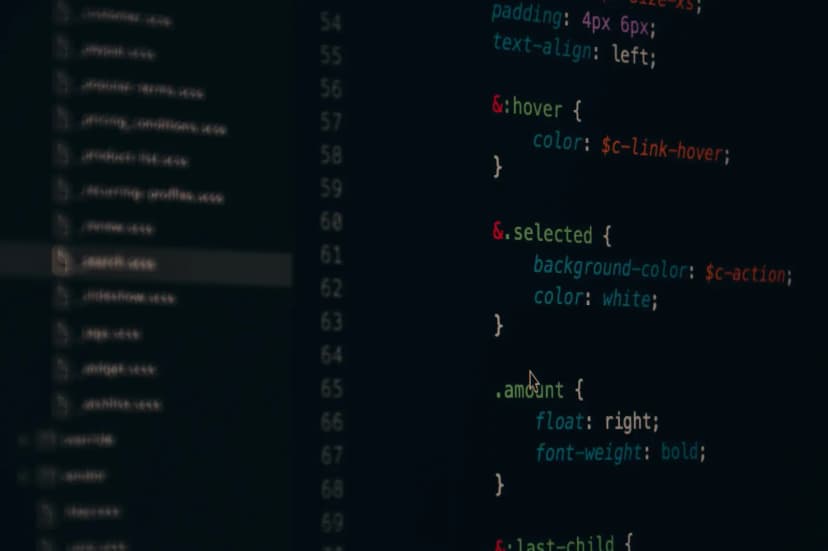 Web sitesi kodlayan yazılımcı ekranı