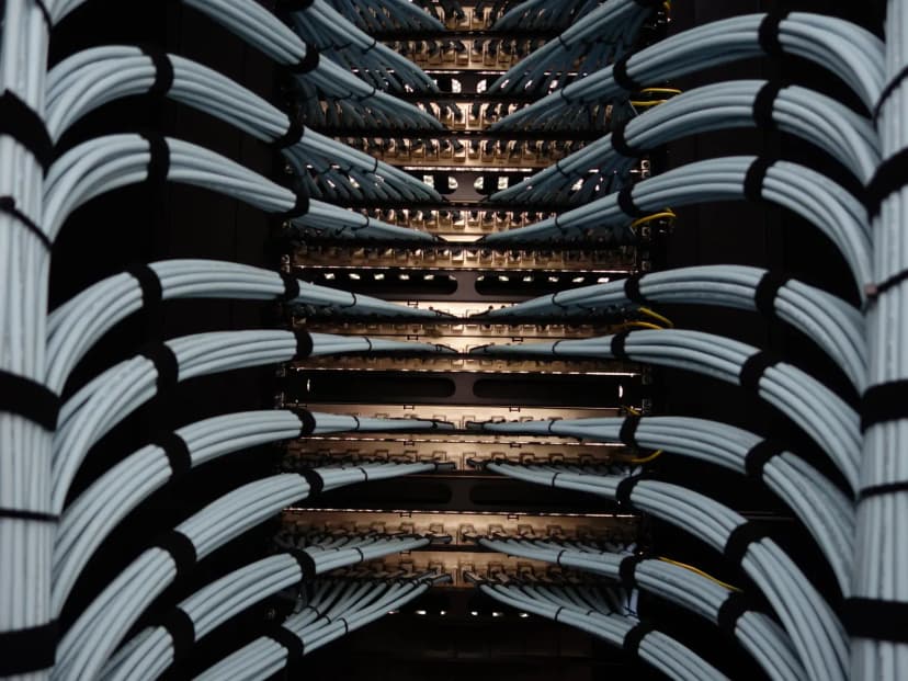 Ağ kablolarının düzenlendiği bir rack kabinet