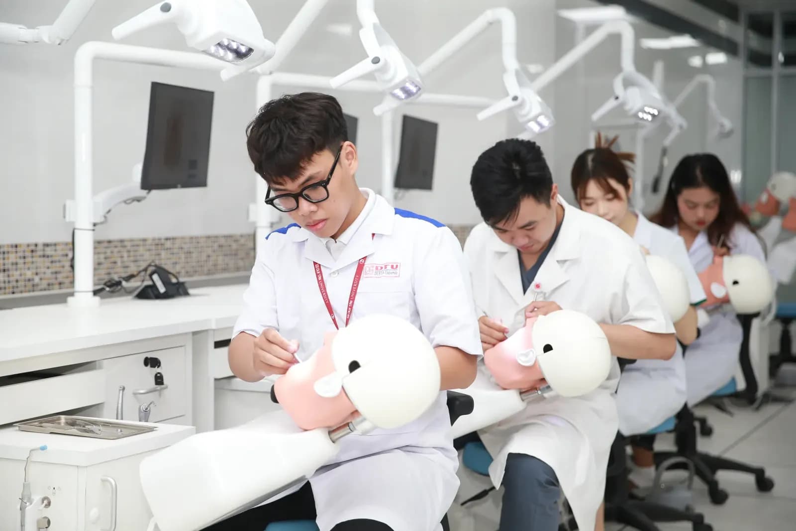 Diş hekimi ve veteriner hekim kariyer karşılaştırması görseli