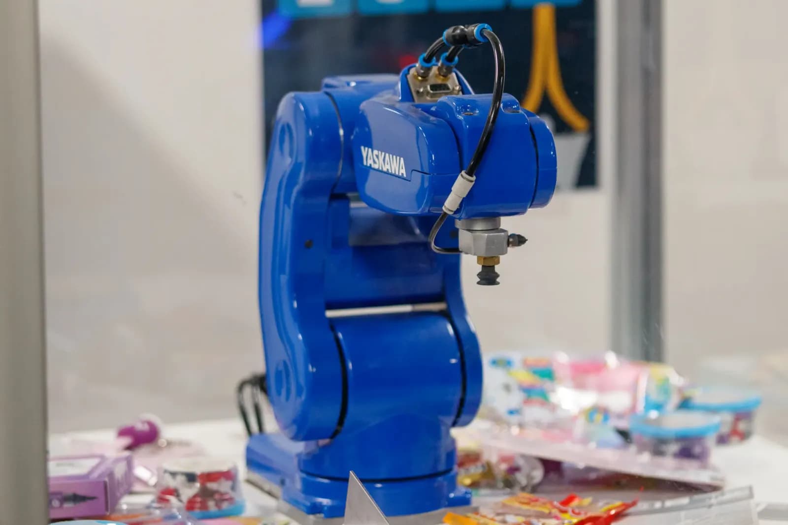 fabrika ortamında robot koluyla çalışan mühendis, bilgisayar başında kod yazan yazılım mühendisi, otomasyon kontrol paneli detayları