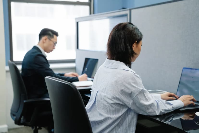 Kariyer karşılaştırması için düzenli ofis masası