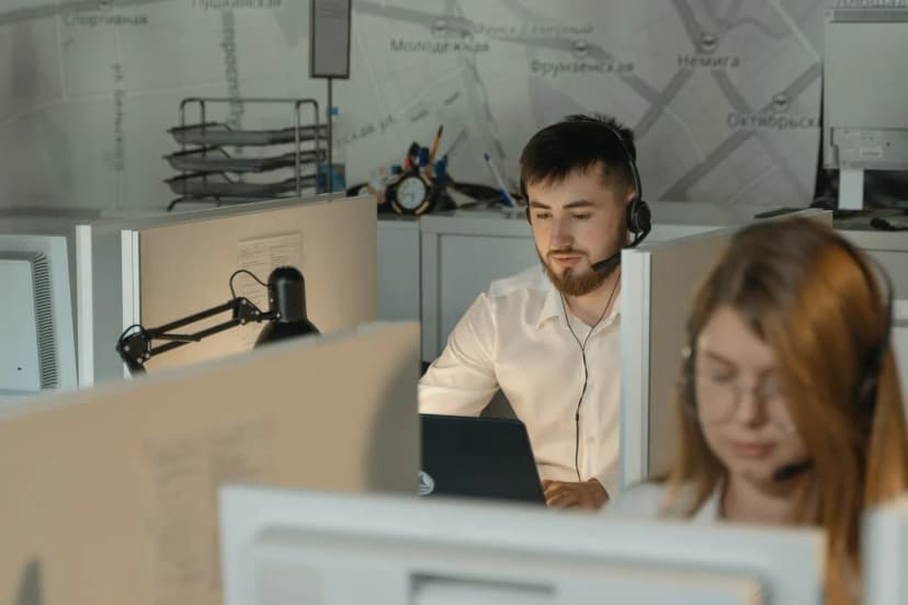 Kulaklıkla telefonla satış yapan genç temsilci