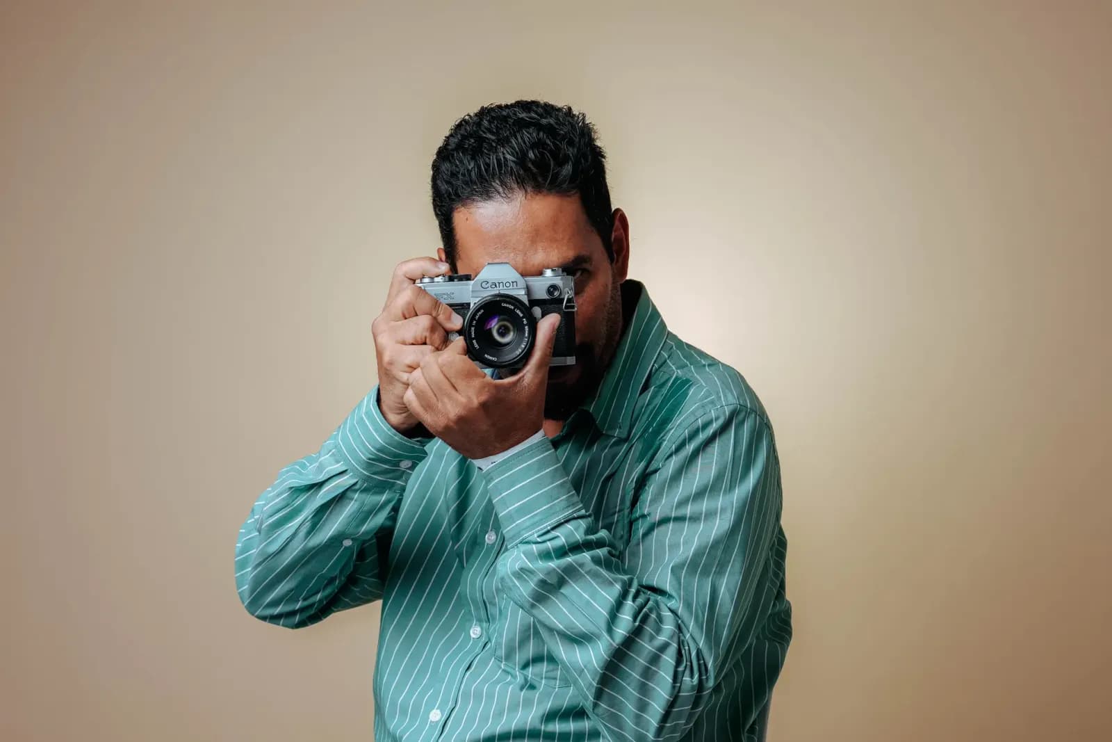 profesyonel bir fotoğrafçı çekim yaparken