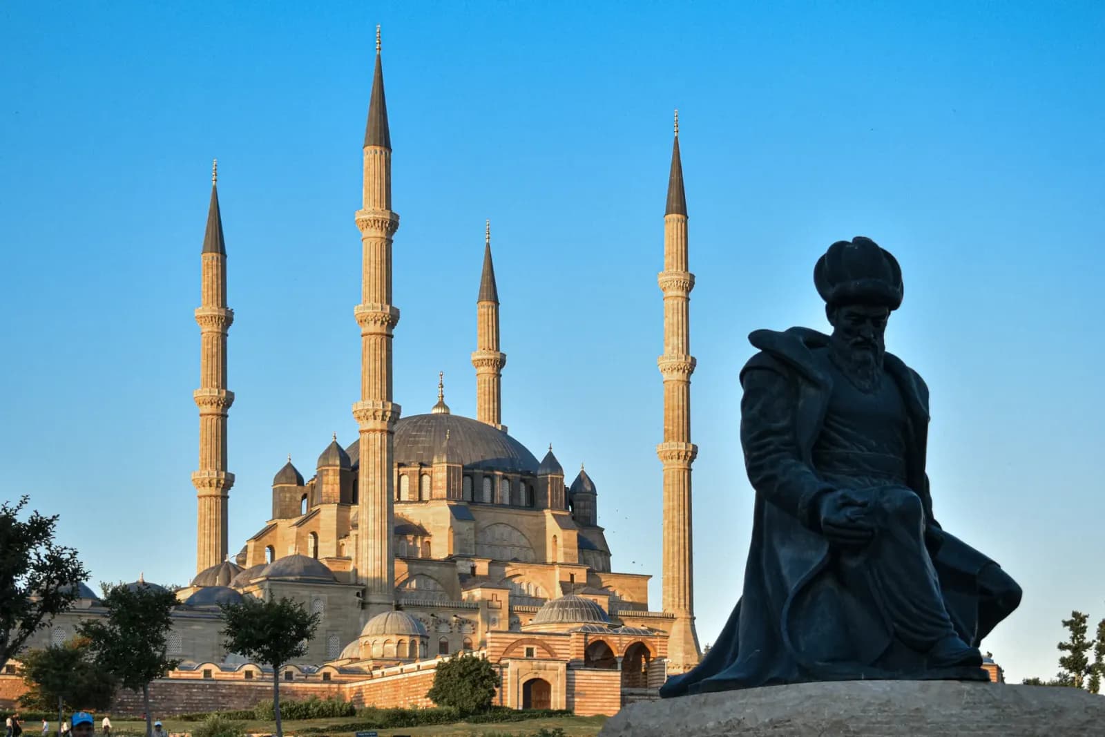 iş zekası uzmanı vs makine öğrenmesi mühendisi konulu blog yazısının kapak görseli