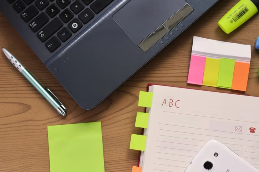 Ofiste veri analizi yapan planlama uzmanı