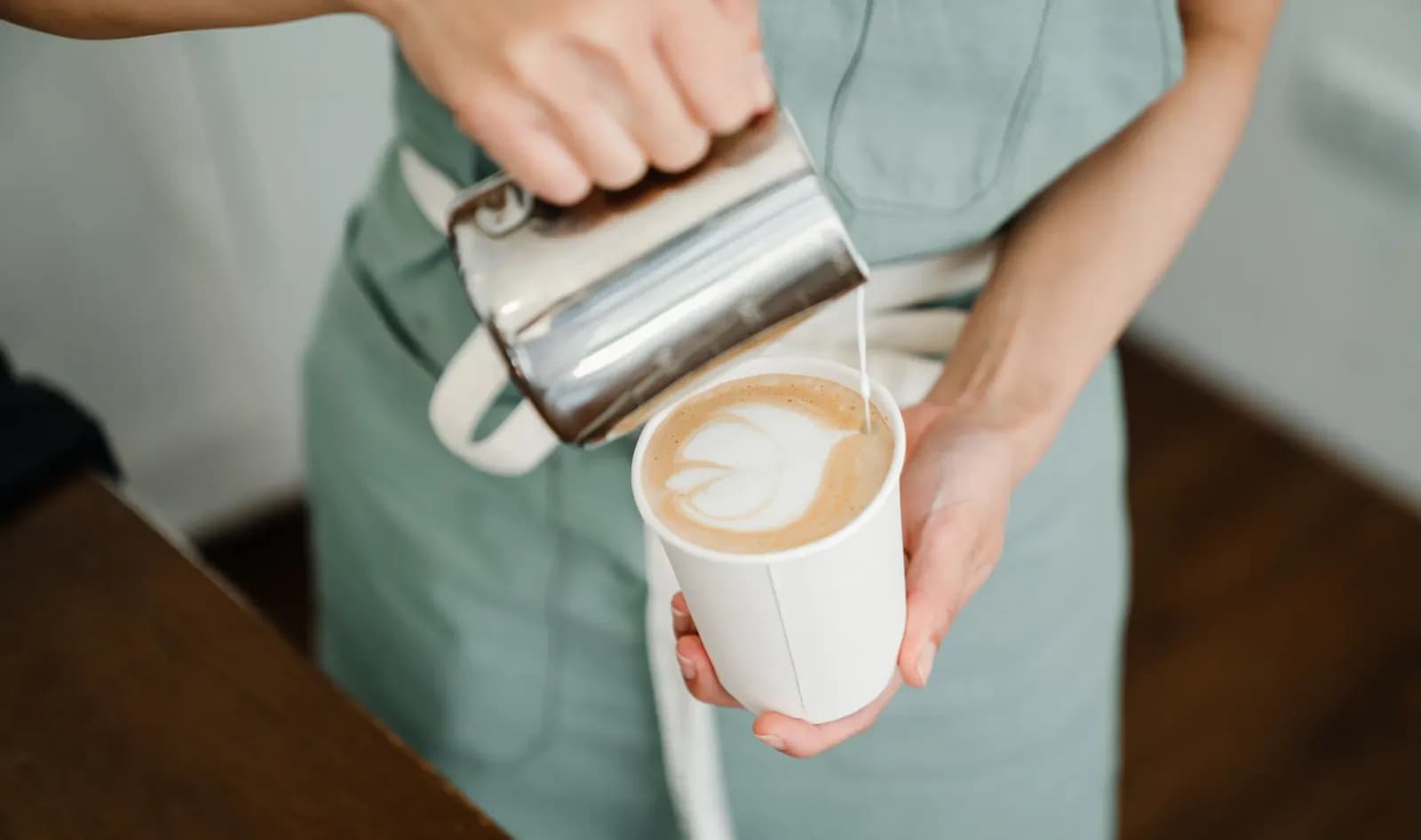 kahve sanatı yapan profesyonel bir barista, şarap tadımı gerçekleştiren şık bir sommelier, modern bir restoran mutfağı