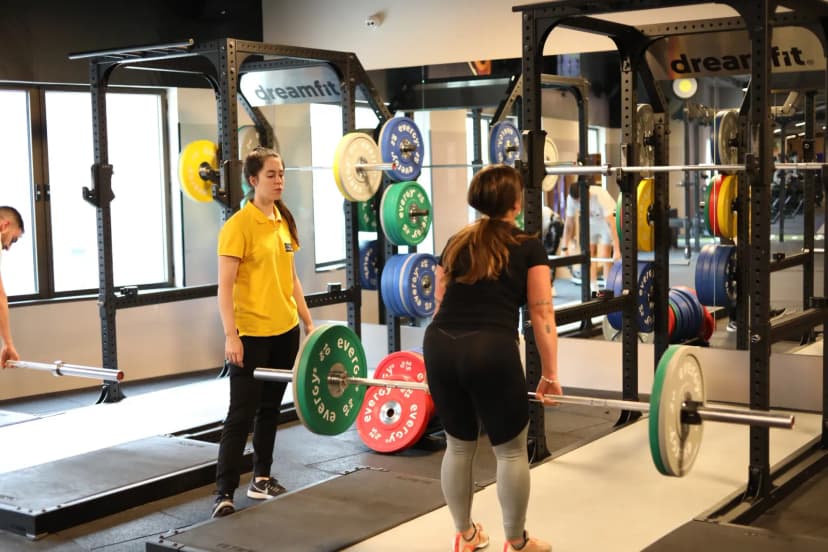 Açık hava antrenman sahasında sporcu performansı izleyen kondisyoner