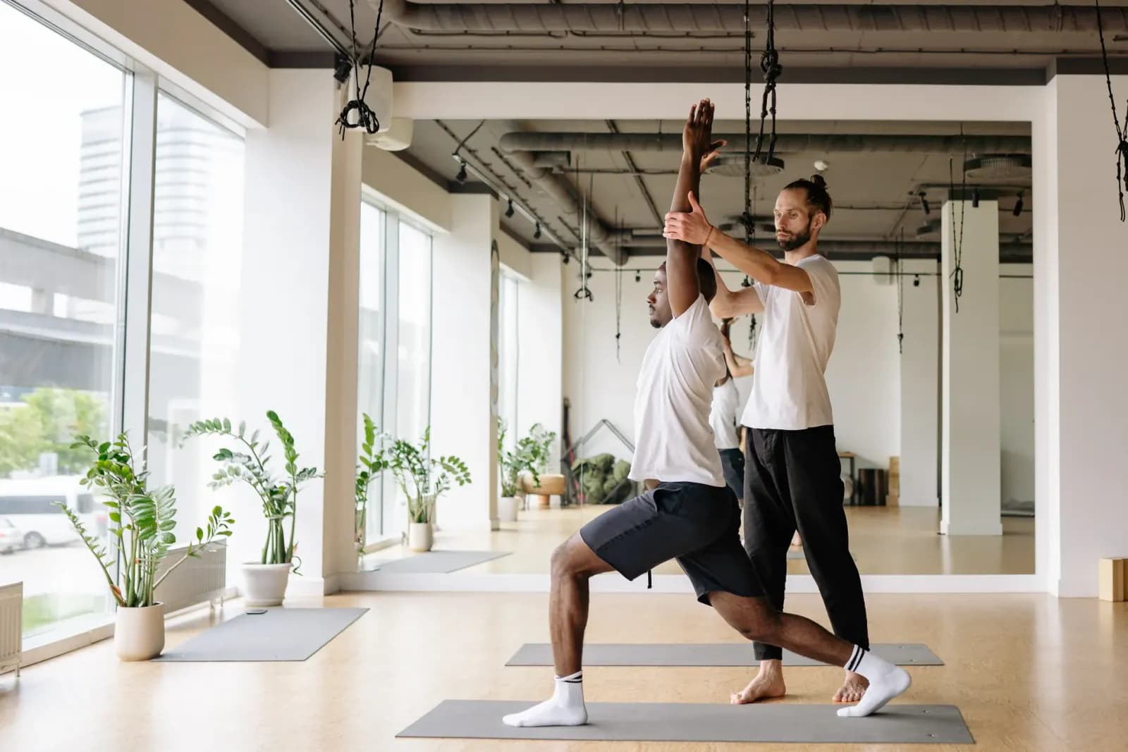 bir yoga dersinde eğitim veren eğitmen, diyetisyen danışmanlık yaptığı anı, modern bir klinik çalışma ortamı